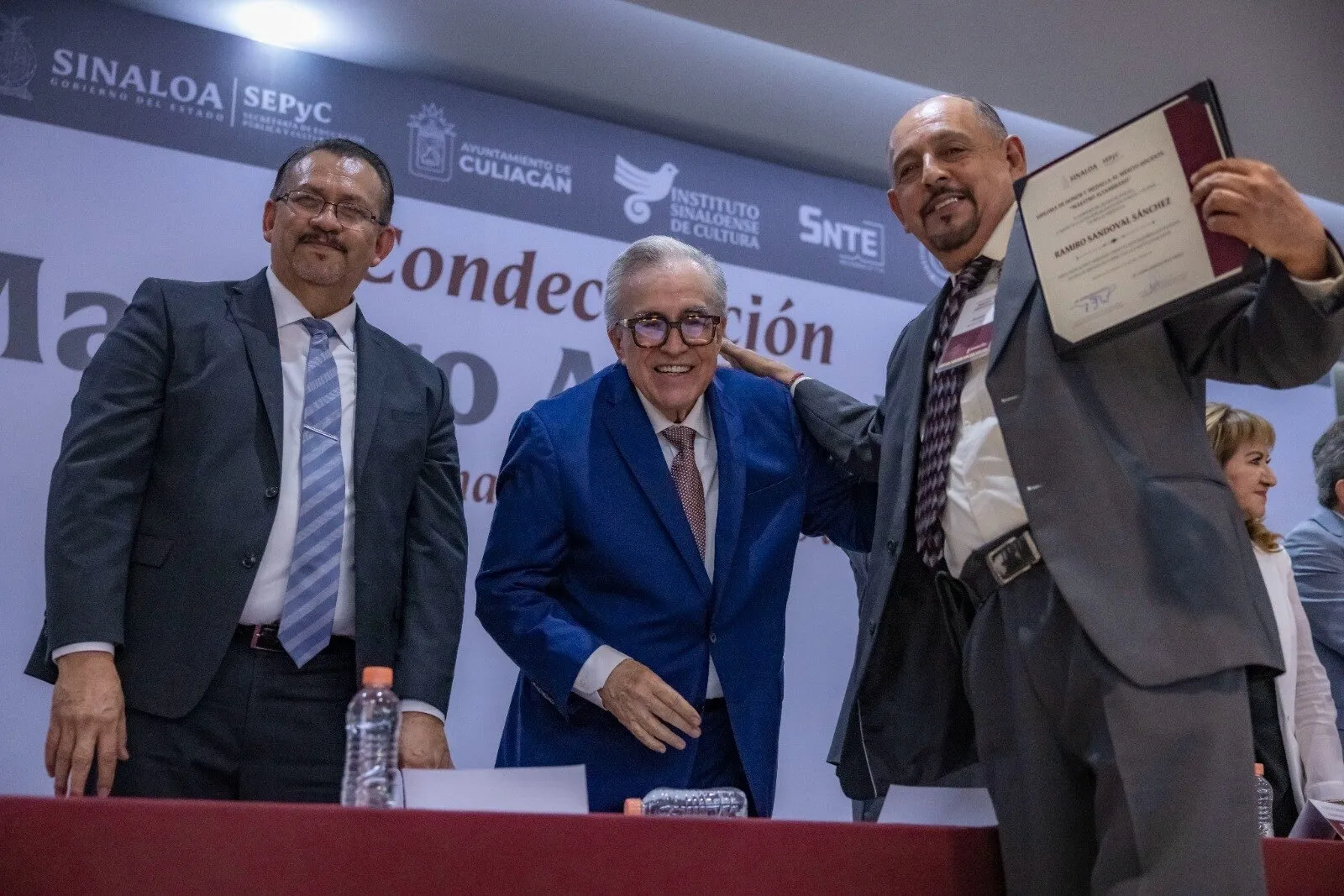 Destaca Rocha Moya que, en Sinaloa, su gobierno dignifica la labor magisterial mejorando salarios, certeza laboral y prestaciones. Destaca Rocha Moya que, en Sinaloa, su gobierno dignifica la labor magisterial mejorando salarios, certeza laboral y prestaciones.