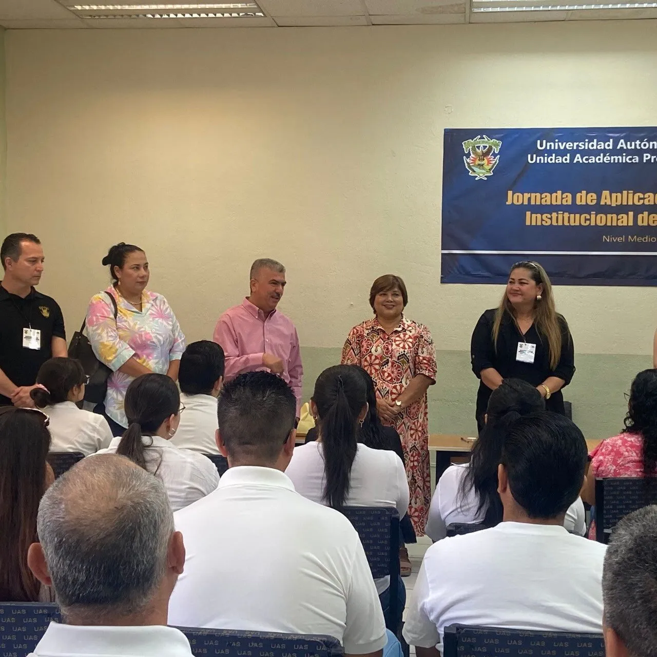 ¡Madrugaron! Emocionados y confiados en su esfuerzo, aspirantes a las preparatorias de la UAS en el centro de Culiacán, llegaron muy temprano. ¡Madrugaron! Emocionados y confiados en su esfuerzo, aspirantes a las preparatorias de la UAS en el centro de Culiacán, llegaron muy temprano.