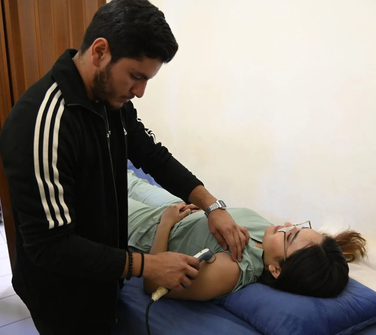 ¡A bajo costo! La UAS pone a disposición el consultorio de fisioterapia, con tratamientos terapéutico, descontracturante, vendajes funcionales y neuromuscular. ¡A bajo costo! La UAS pone a disposición el consultorio de fisioterapia, con tratamientos terapéutico, descontracturante, vendajes funcionales y neuromuscular.