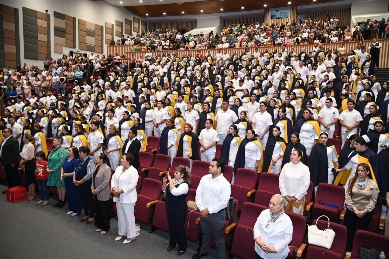 La UAS celebra el egreso de 578 estudiantes de la Facultad de Enfermería, convirtiéndola en la más grande de todo el país por su apertura universal. La UAS celebra el egreso de 578 estudiantes de la Facultad de Enfermería, convirtiéndola en la más grande de todo el país por su apertura universal.