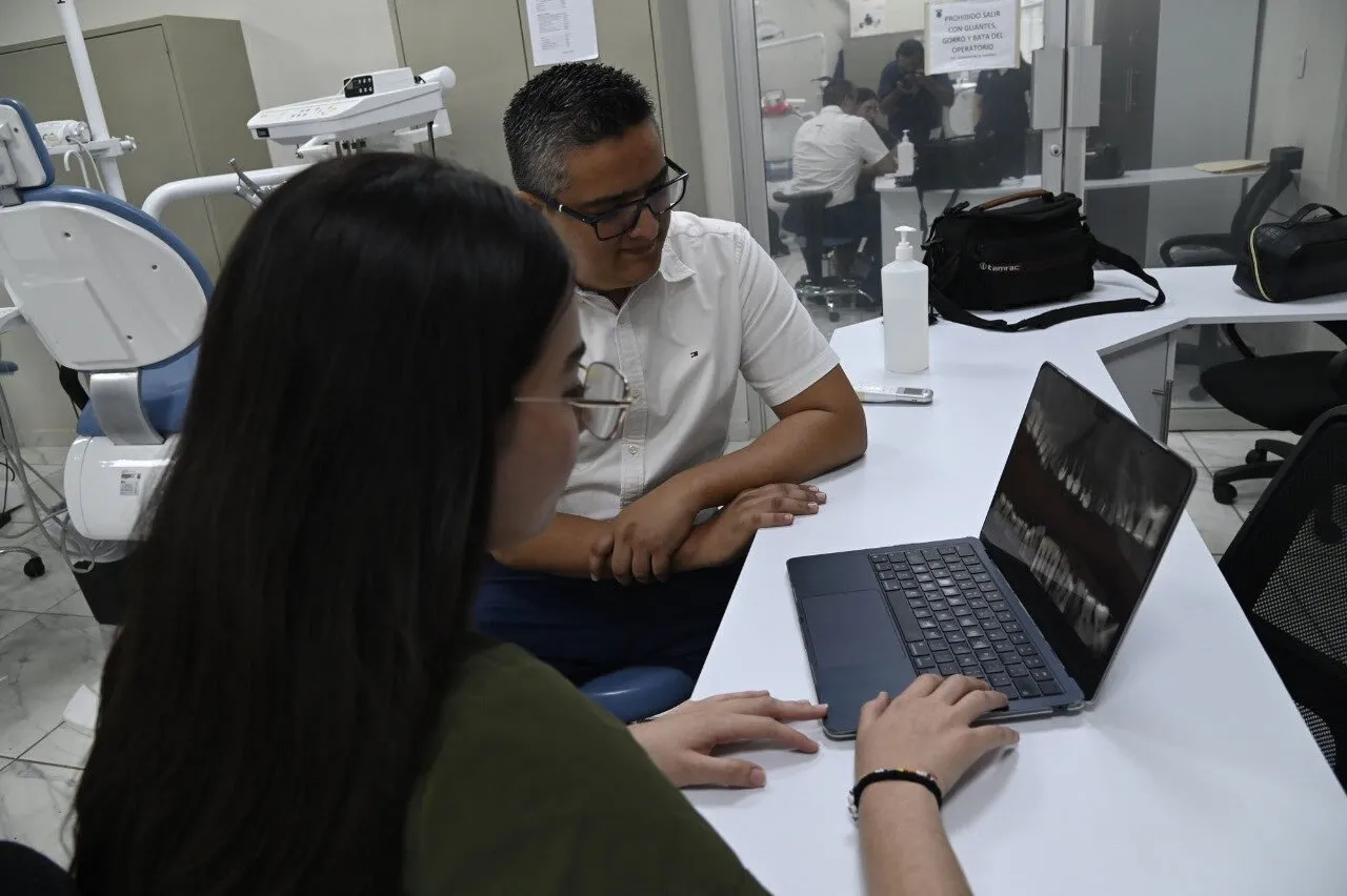 Docentes de la UAS obtienen dos primeros lugares en investigación y fotografía durante la Reunión de Posgrados en Prostodoncia. Docentes de la UAS obtienen dos primeros lugares en investigación y fotografía durante la Reunión de Posgrados en Prostodoncia.