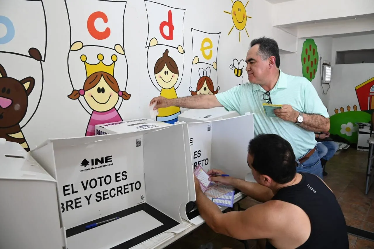 Es obligación como ciudadano cumplir con este deber cívico: Rector de la UAS, doctor Jesús Madueña Molina al emitir su voto. Es obligación como ciudadano cumplir con este deber cívico: Rector de la UAS, doctor Jesús Madueña Molina al emitir su voto.
