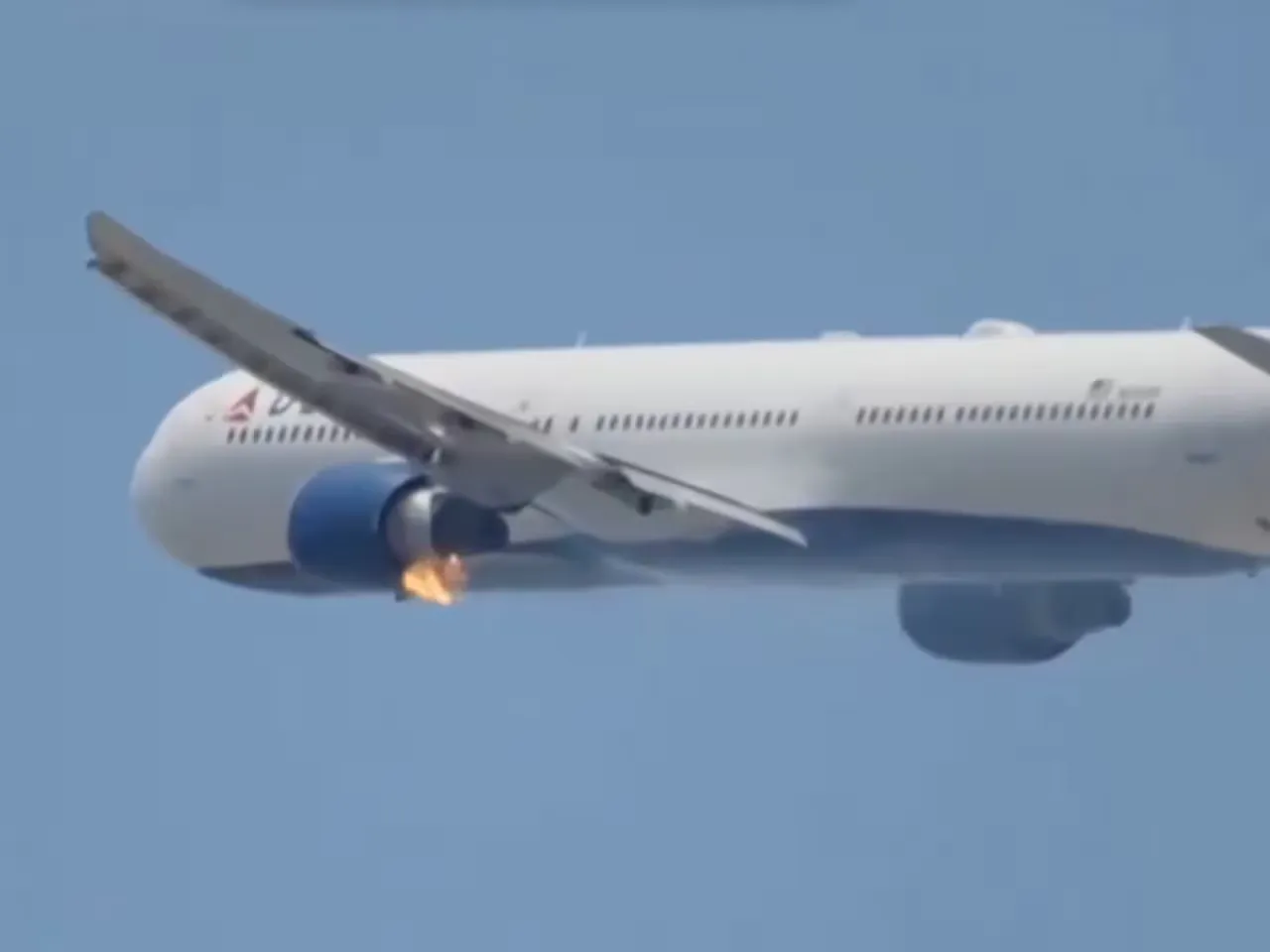 Falla de motor provoca incendio en pleno vuelo de delta y aterriza de emergencia Falla de motor provoca incendio en pleno vuelo de delta y aterriza de emergencia