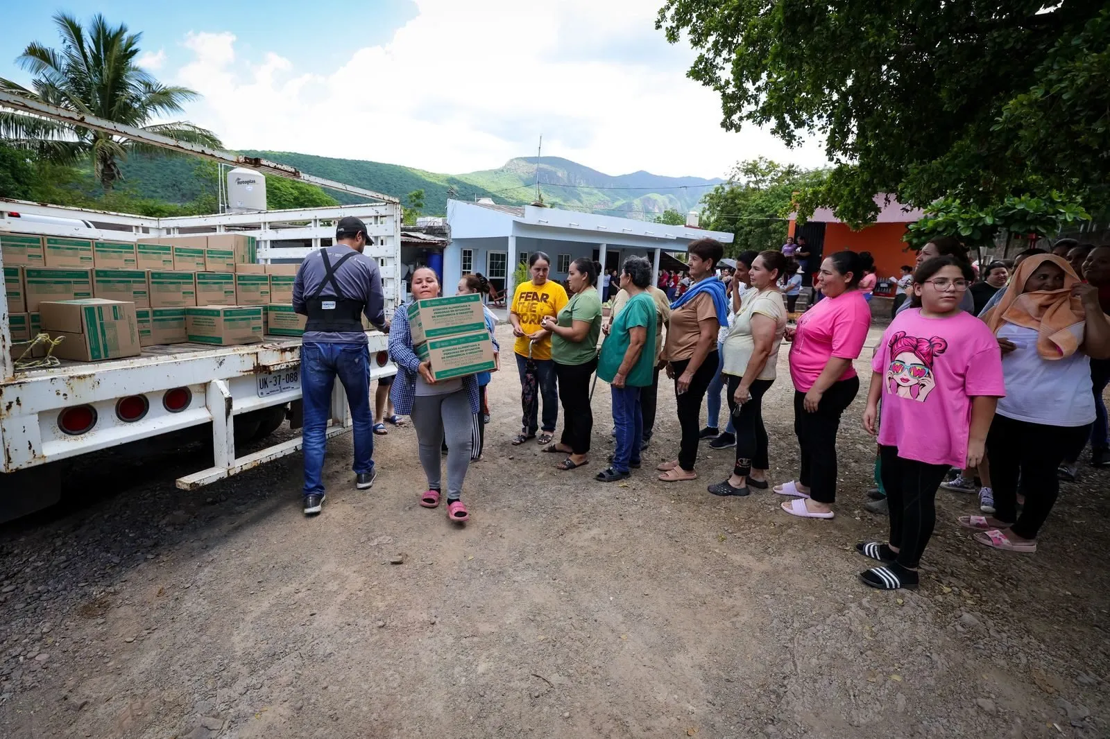 COMPROMISO CUMPLIDO CON LAS FAMILIAS DE TACUICHAMONA, DIF SINALOA LLEVA ASISTENCIA ALIMENTARIA COMPROMISO CUMPLIDO CON LAS FAMILIAS DE TACUICHAMONA, DIF SINALOA LLEVA ASISTENCIA ALIMENTARIA