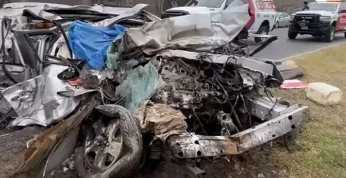 Catastrófico choque entre un auto y un tráiler en Monterrey Catastrófico choque entre un auto y un tráiler en Monterrey