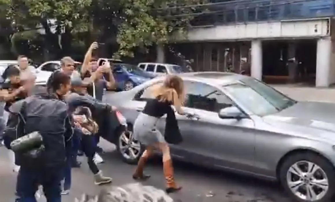 Lady Racista permanece libre, pero no impune Lady Racista permanece libre, pero no impune