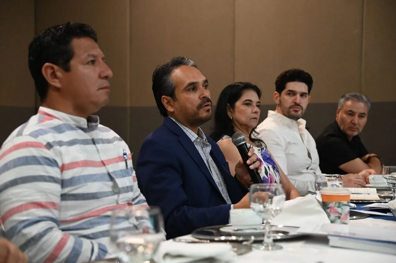 Encabeza la UAS encuentro con Profesionistas de Sinaloa para fortalecer el Plan de Desarrollo Institucional y el Proyecto UAS Visión 2050 Encabeza la UAS encuentro con Profesionistas de Sinaloa para fortalecer el Plan de Desarrollo Institucional y el Proyecto UAS Visión 2050