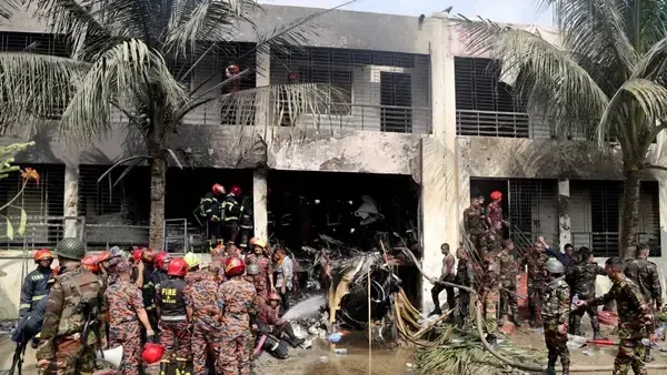 Mueren 16 personas al estrellarse un avión militar en una escuela en Bangladesh Mueren 16 personas al estrellarse un avión militar en una escuela en Bangladesh