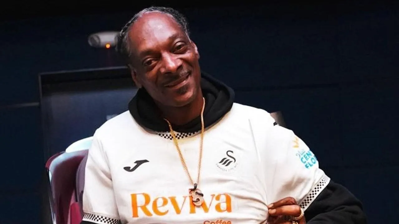 Él celebre rapero Snoop Dogg, se convierte en copropietario de un equipo de futbol soccer. Él celebre rapero Snoop Dogg, se convierte en copropietario de un equipo de futbol soccer.