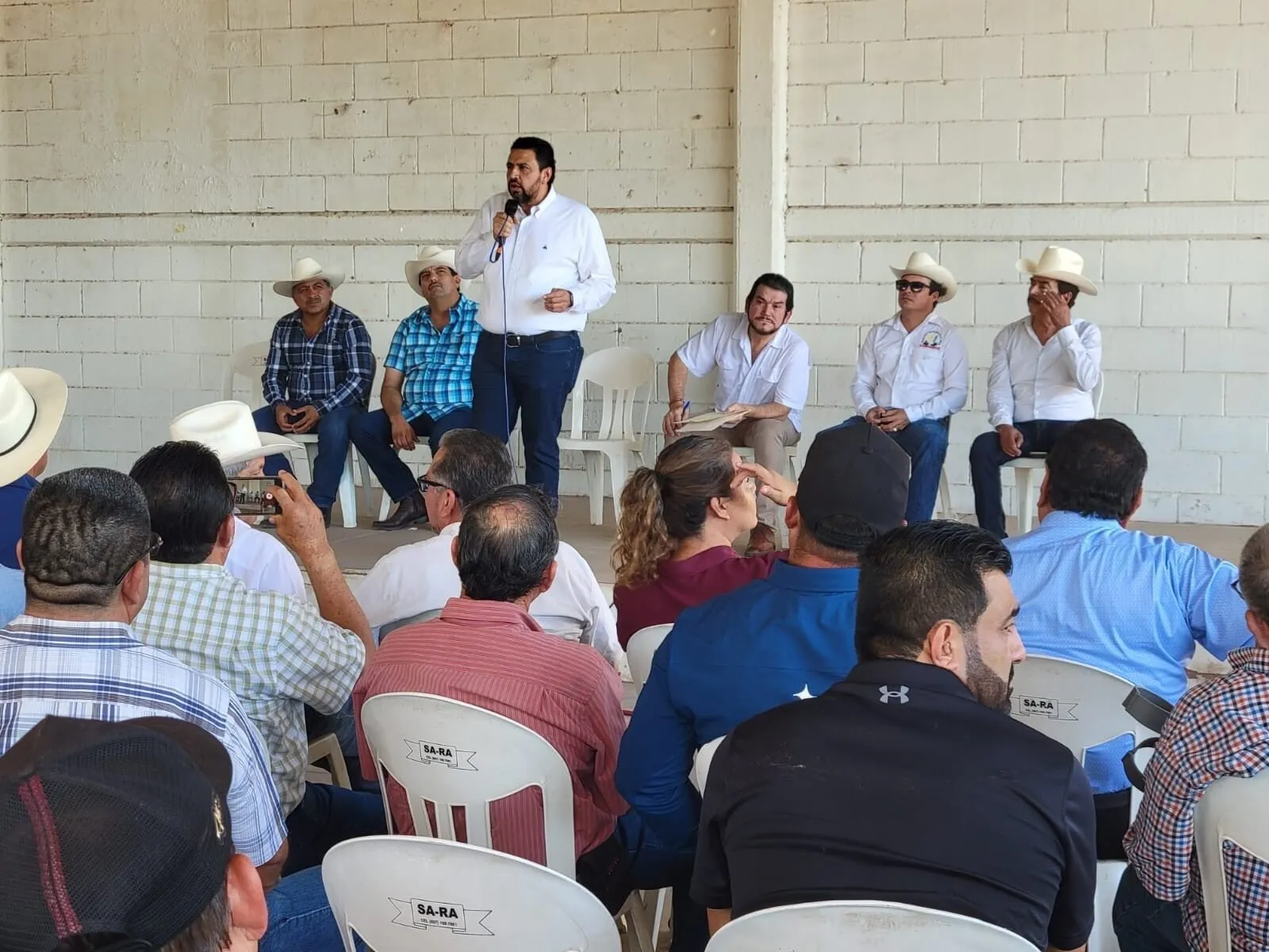Con productores de Angostura analiza Ismael Bello Esquivel alternativas de mejoras al campo sinaloense Con productores de Angostura analiza Ismael Bello Esquivel alternativas de mejoras al campo sinaloense