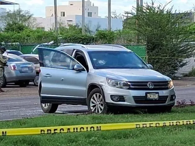 Ejecutan a balazos al comandante “Nitro” cuando iba en camioneta blindada en Culiacán Ejecutan a balazos al comandante “Nitro” cuando iba en camioneta blindada en Culiacán
