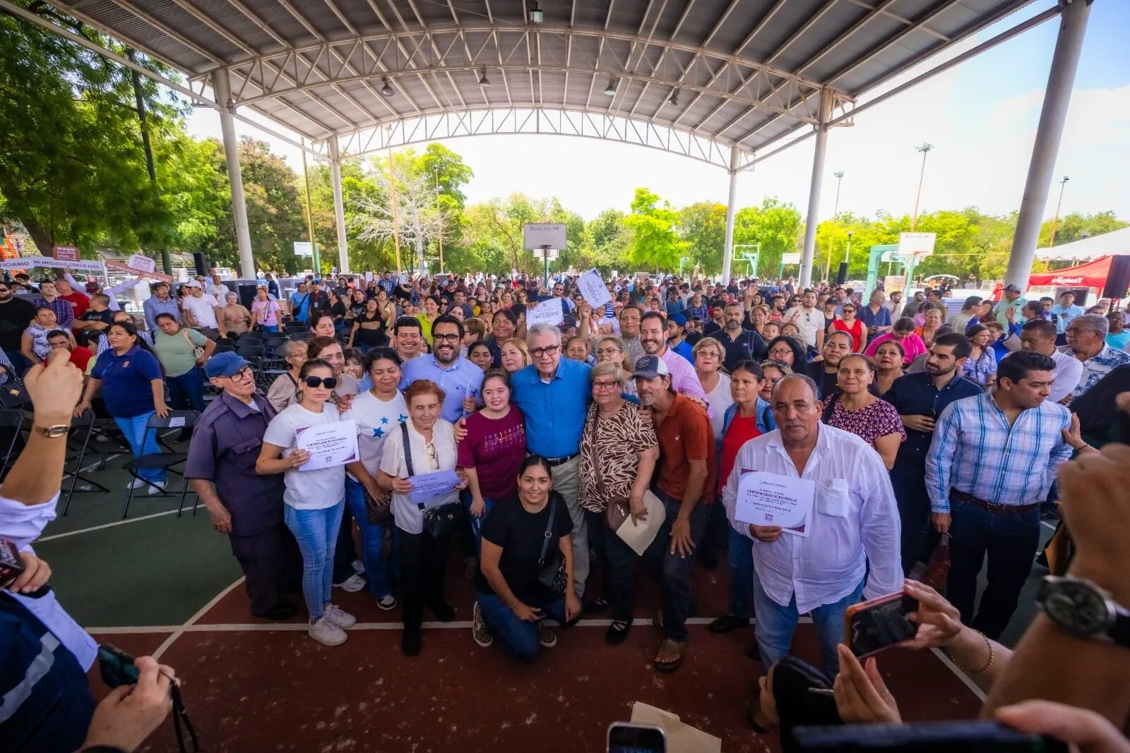 “Equipa Sinaloa” reactiva economía de familias con micro y pequeños negocios, señala Gobernador Rocha Moya “Equipa Sinaloa” reactiva economía de familias con micro y pequeños negocios, señala Gobernador Rocha Moya