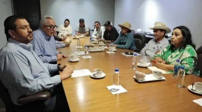 Productores liberan Palacio de Gobierno y levantan huelga de hambre, tras reunión con Rocha Moya Productores liberan Palacio de Gobierno y levantan huelga de hambre, tras reunión con Rocha Moya