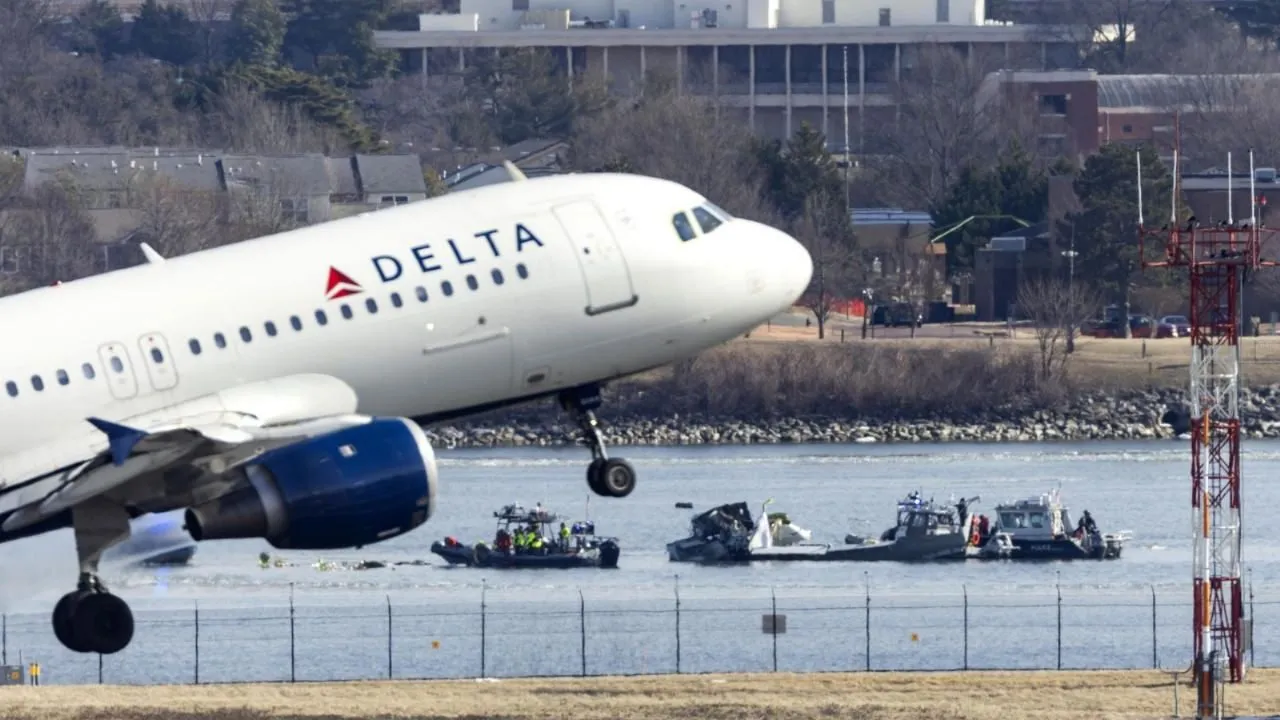 Avión de Delta esquiva un bombardero estadounidense en pleno aire Avión de Delta esquiva un bombardero estadounidense en pleno aire