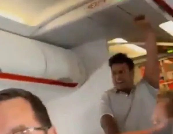 Pasajero de EasyJet amenazó con tener una bomba en pleno vuelo Pasajero de EasyJet amenazó con tener una bomba en pleno vuelo
