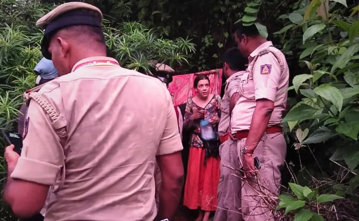 Mujer rusa y sus dos hijas son encontradas, después de años en una cueva en la India Mujer rusa y sus dos hijas son encontradas, después de años en una cueva en la India