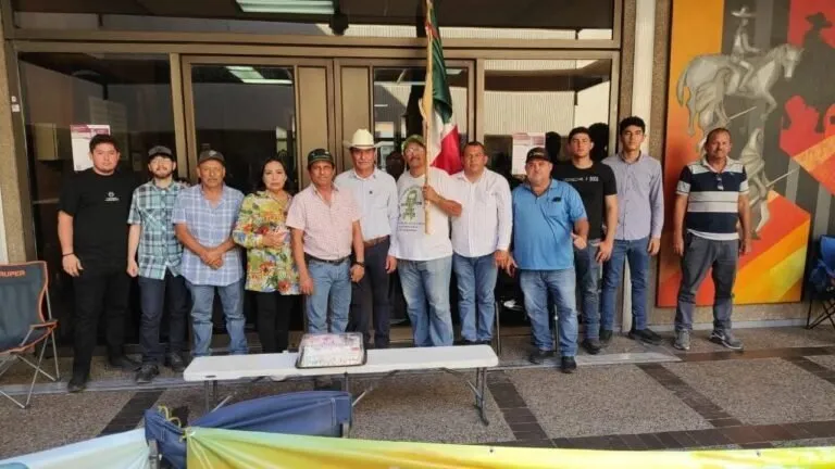 Productores advierten que no abandonarán la toma de Palacio de Gobierno si no cumplen las autoridades Productores advierten que no abandonarán la toma de Palacio de Gobierno si no cumplen las autoridades