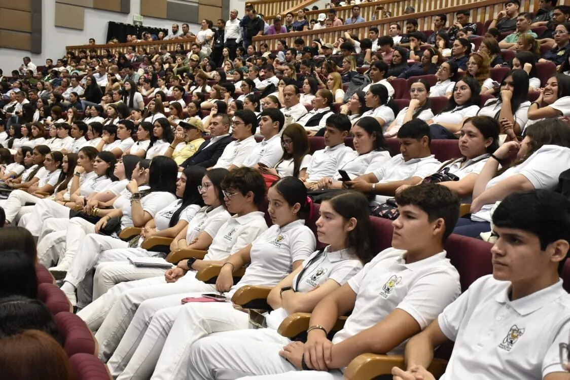 Universitarios dan la bienvenida al ciclo escolar destacando la excelencia académica, los espacios dignos y la mejora continua en la Casa Rosalina Universitarios dan la bienvenida al ciclo escolar destacando la excelencia académica, los espacios dignos y la mejora continua en la Casa Rosalina
