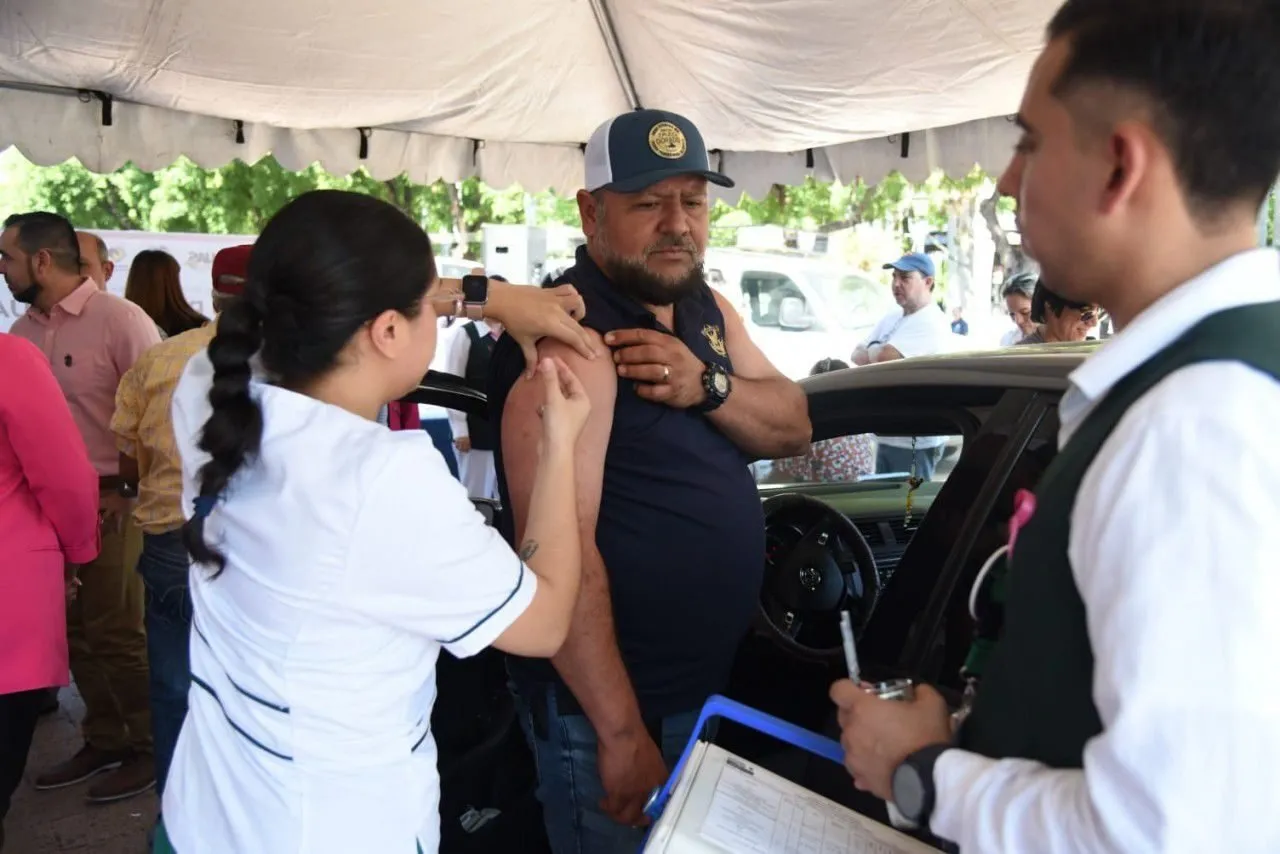 Para proteger al estudiantado de rebrotes, la UAS junto con el IMSS continuará la Jornada de Vacunación Contra el Sarampión Para proteger al estudiantado de rebrotes, la UAS junto con el IMSS continuará la Jornada de Vacunación Contra el Sarampión