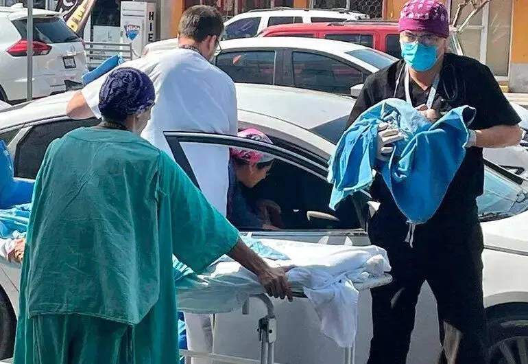 Nace un bebe en un auto en pleno trafico en Hermosillo gracias a miembros del IMSS Nace un bebe en un auto en pleno trafico en Hermosillo gracias a miembros del IMSS