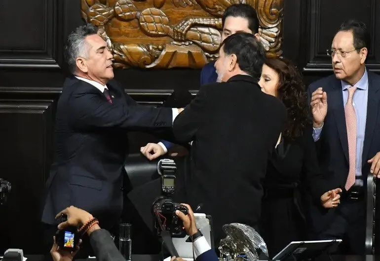 Alejandro Moreno habla de su pelea con Moroña en el congreso Alejandro Moreno habla de su pelea con Moroña en el congreso