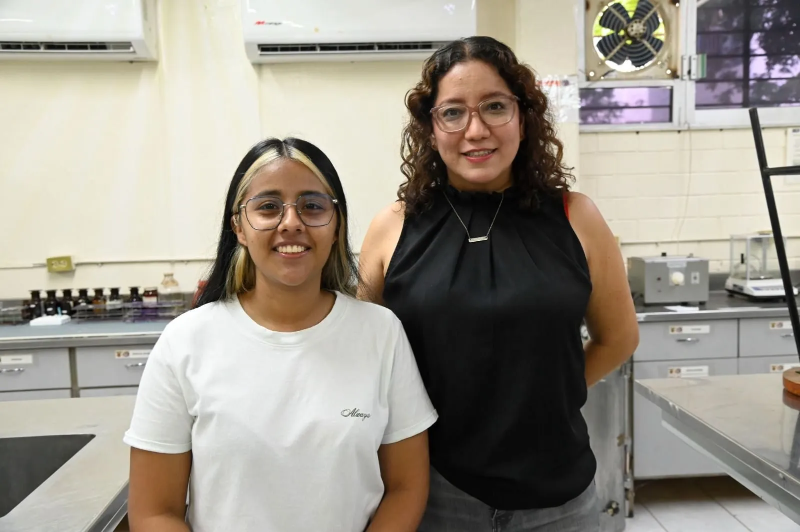 Karen Daniela, alumna de la Escuela Colombiana de Carreras Industriales, realiza una estancia académica en la Facultad de Biología de la UAS Karen Daniela, alumna de la Escuela Colombiana de Carreras Industriales, realiza una estancia académica en la Facultad de Biología de la UAS
