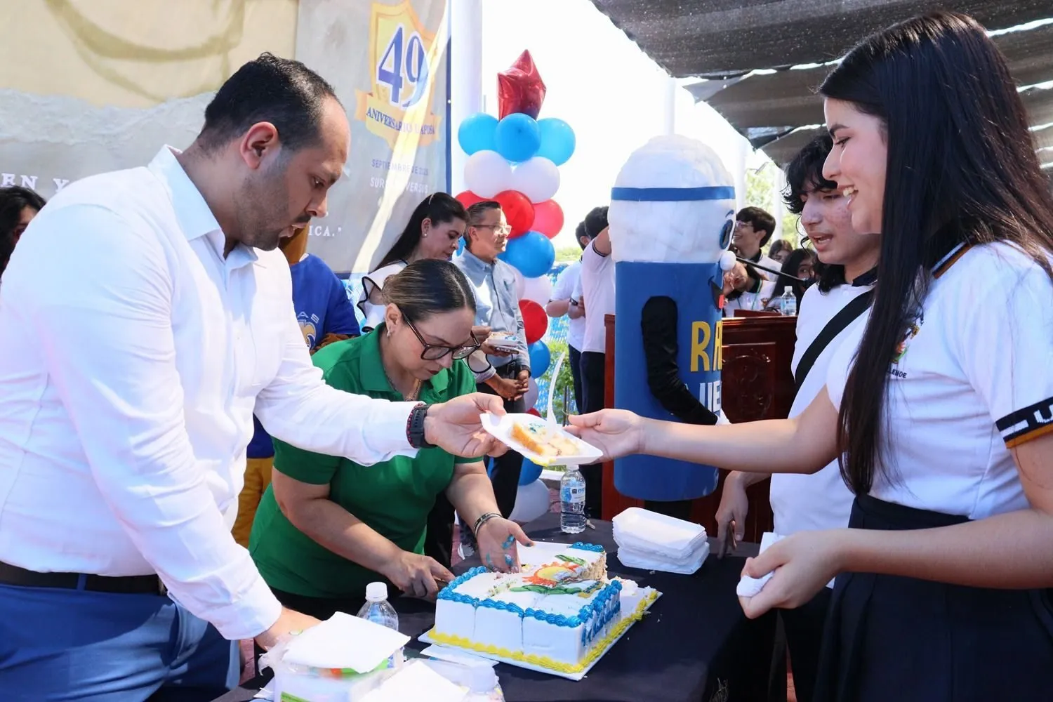 Con las tradicionales mañanitas y un gran pastel, la Biblioteca Central “Eustaquio Buelna Pérez” festejó el 38 aniversario de su fundación Con las tradicionales mañanitas y un gran pastel, la Biblioteca Central “Eustaquio Buelna Pérez” festejó el 38 aniversario de su fundación