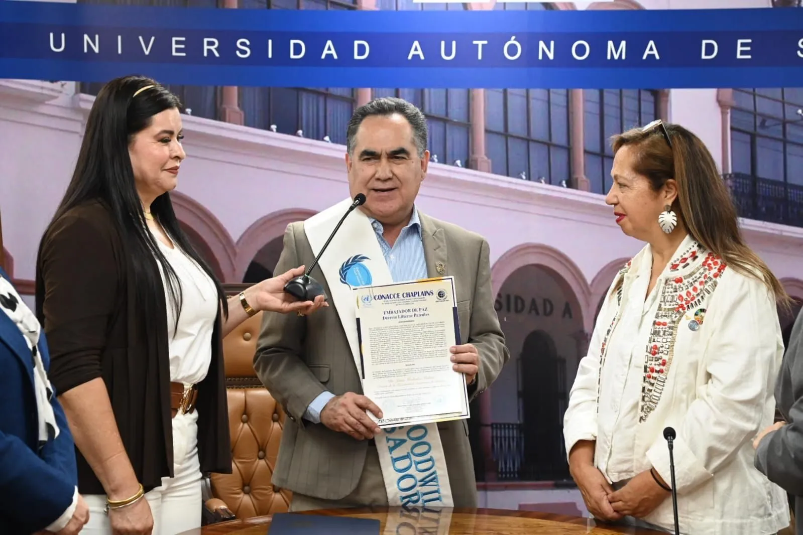 Nombran y otorgan al Rector Jesús Madueña y la doctora Sofía Angulo, el estado, honor y títulos de grado de Embajadores de Buena Voluntad y Mensajeros Estratégicos para la Paz Nombran y otorgan al Rector Jesús Madueña y la doctora Sofía Angulo, el estado, honor y títulos de grado de Embajadores de Buena Voluntad y Mensajeros Estratégicos para la Paz