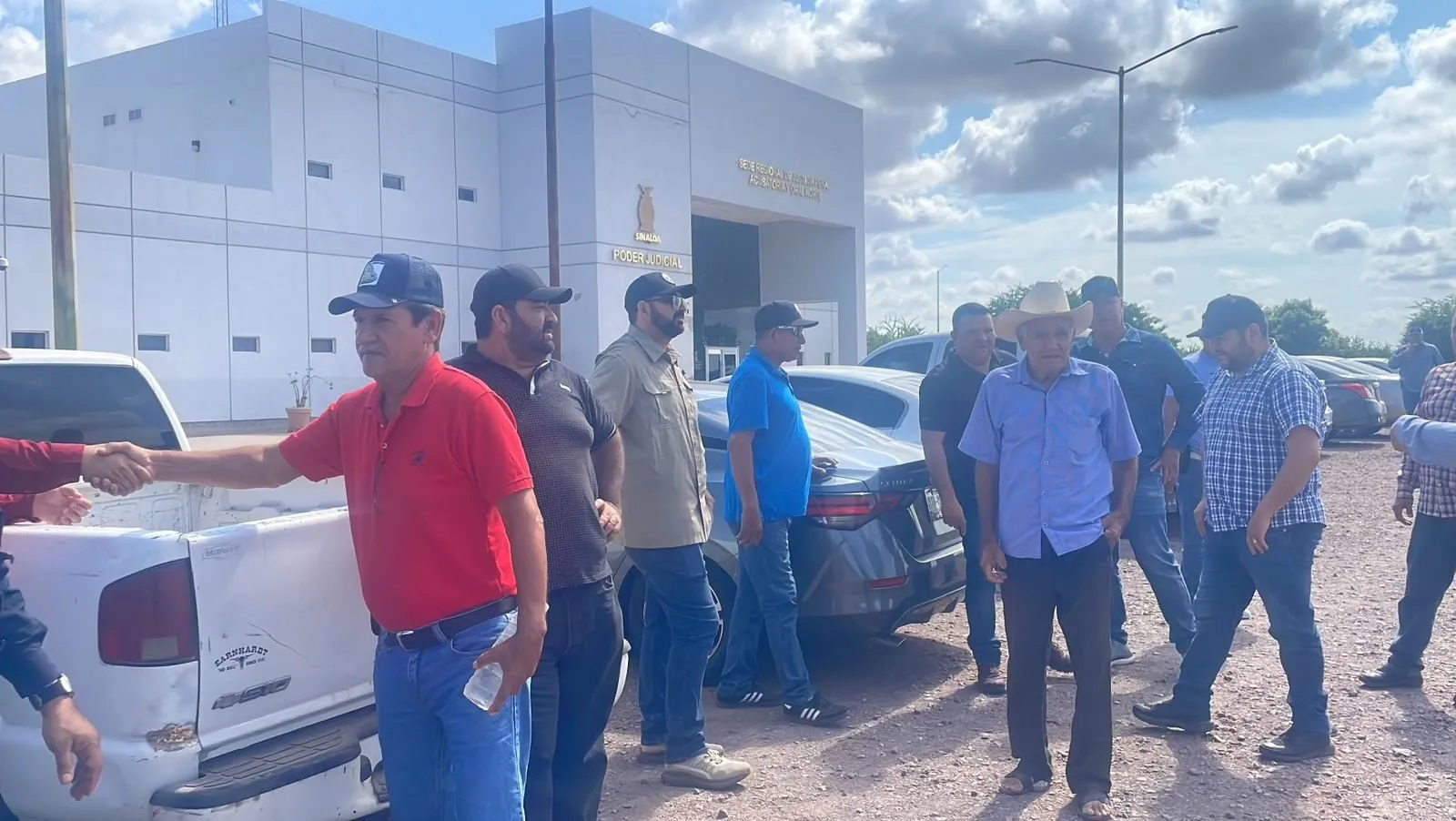 Productores afectados por fraude buscan respaldo del gobernador Rubén Rocha Moya Productores afectados por fraude buscan respaldo del gobernador Rubén Rocha Moya