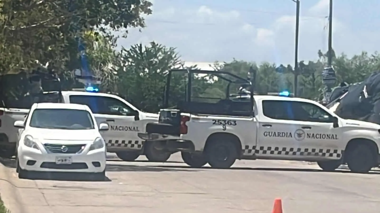 Grupo armado despoja de camioneta a elementos de la Guardia Nacional, Culiacán Grupo armado despoja de camioneta a elementos de la Guardia Nacional, Culiacán