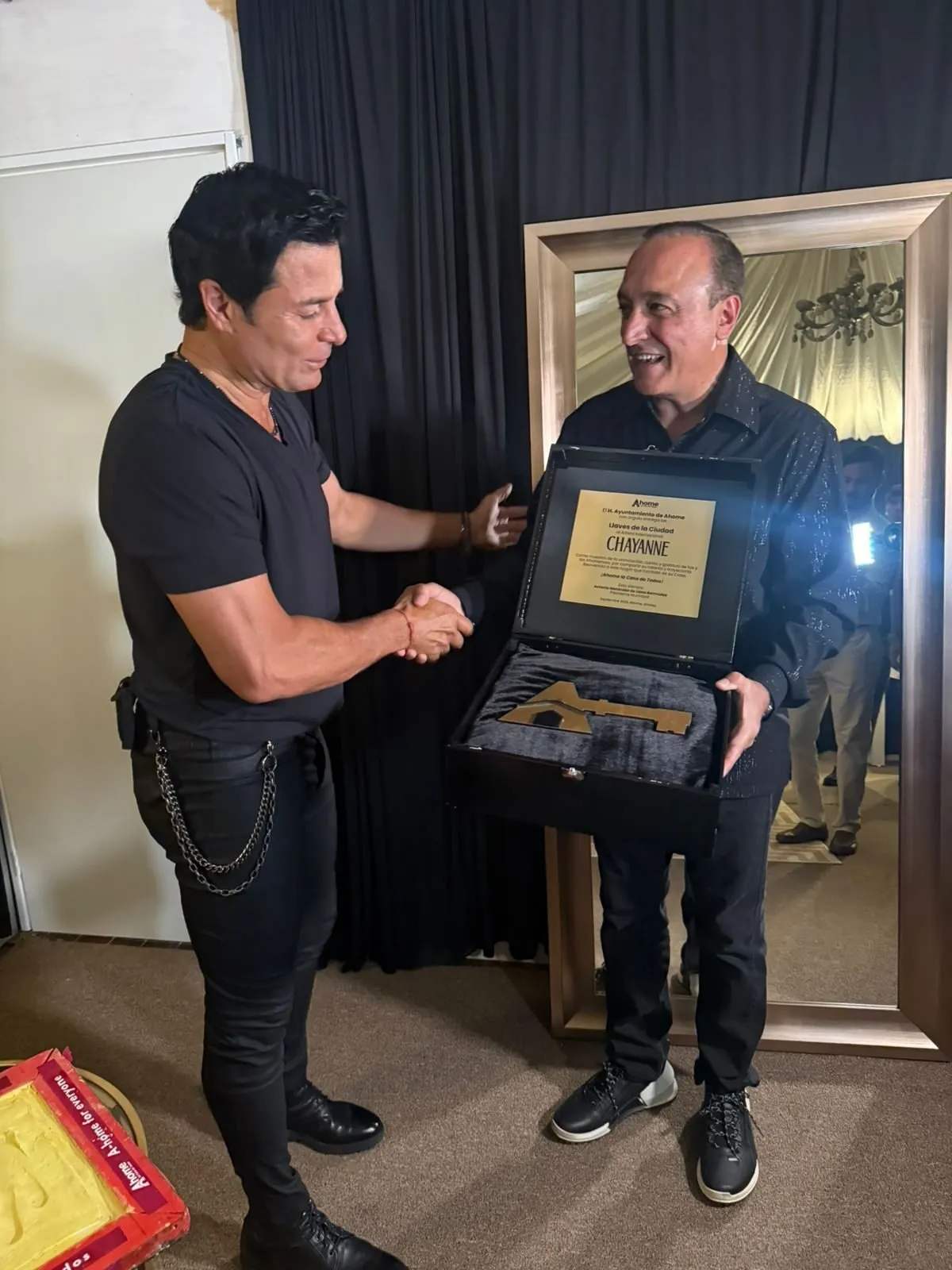 Chayanne deja huella en Ahome: recibe llave de la Cd. municipio y artesanía de la Danza del Venado Chayanne deja huella en Ahome: recibe llave de la Cd. municipio y artesanía de la Danza del Venado