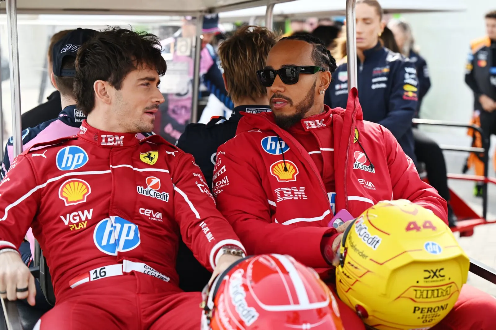 Hamilton se rebela contra Ferrari en medio de GP Hamilton se rebela contra Ferrari en medio de GP