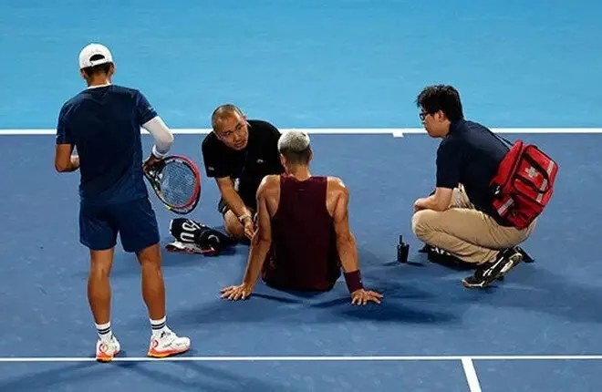 Alcaraz pasa un gran susto durante partido de tenis Alcaraz pasa un gran susto durante partido de tenis