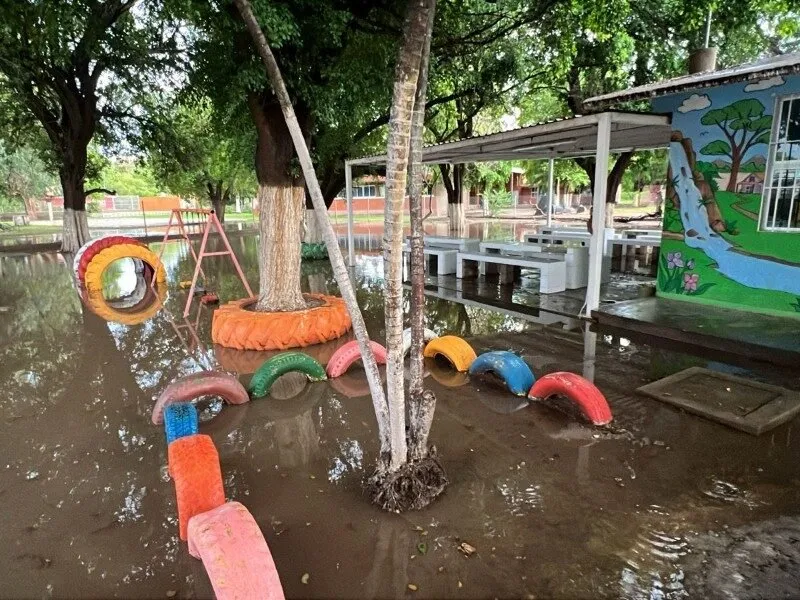 Por encharcamientos por lluvias paralizan clases en Ahome; 10 escuelas suspenden labores Por encharcamientos por lluvias paralizan clases en Ahome; 10 escuelas suspenden labores