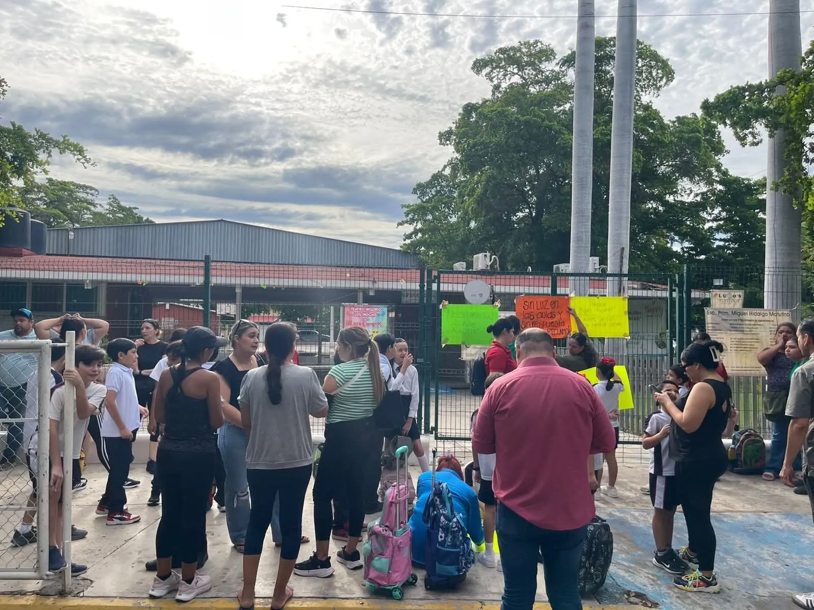 Padres de familia toman la escuela Miguel Hidalgo para exigir problemas de energía eléctrica en seis aulas Padres de familia toman la escuela Miguel Hidalgo para exigir problemas de energía eléctrica en seis aulas