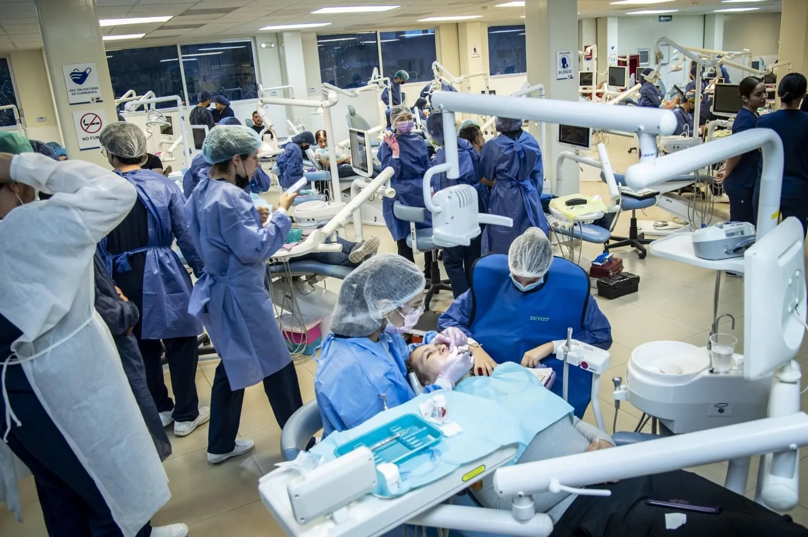 Con orgullo, estudiantes de la Facultad de Odontología de la UAS agradecen la educación de calidad, instalaciones, equipamiento y trato tanto del personal docente como administrativo Con orgullo, estudiantes de la Facultad de Odontología de la UAS agradecen la educación de calidad, instalaciones, equipamiento y trato tanto del personal docente como administrativo