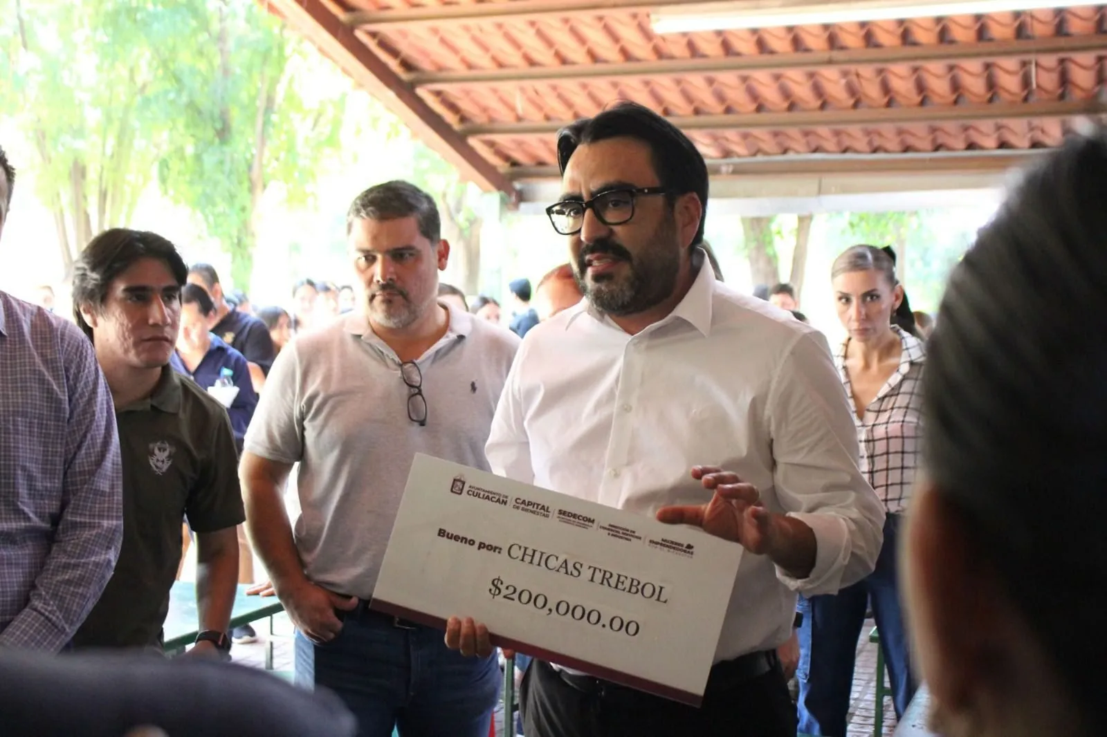 En el marco del programa Mujeres Emprendedoras por el Bienestar, el Alcalde de Culiacán acude a la UAS y entrega apoyo a emblemática locataria de la Facultad de Derecho En el marco del programa Mujeres Emprendedoras por el Bienestar, el Alcalde de Culiacán acude a la UAS y entrega apoyo a emblemática locataria de la Facultad de Derecho