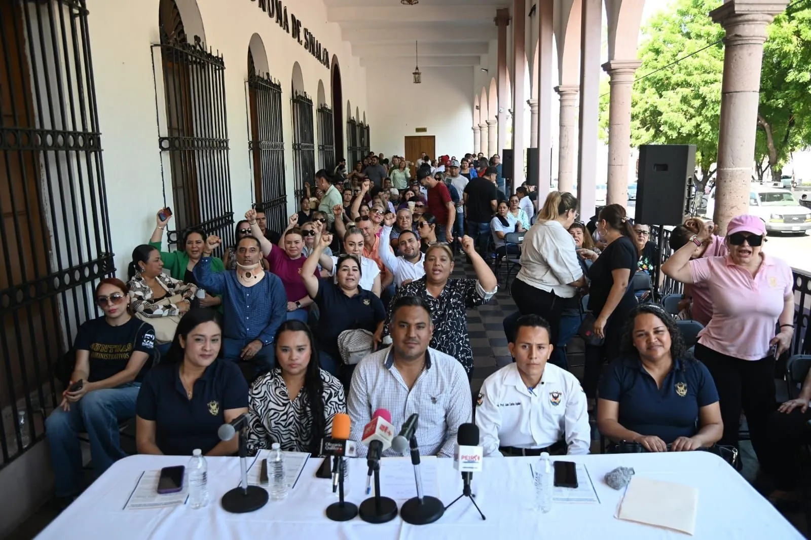 Trabajadores administrativos activos de la UAS respaldan la Reingeniería Integral y llaman a la base a participar en la Consulta Universitaria el próximo 10 de octubre Trabajadores administrativos activos de la UAS respaldan la Reingeniería Integral y llaman a la base a participar en la Consulta Universitaria el próximo 10 de octubre