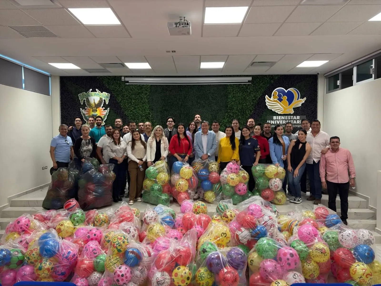 Busca Bienestar Universitario establecer Récord Mundial Guinness con el Programa de Pelotitas del Bienestar, al recaudar más de 70 mil artículos Busca Bienestar Universitario establecer Récord Mundial Guinness con el Programa de Pelotitas del Bienestar, al recaudar más de 70 mil artículos