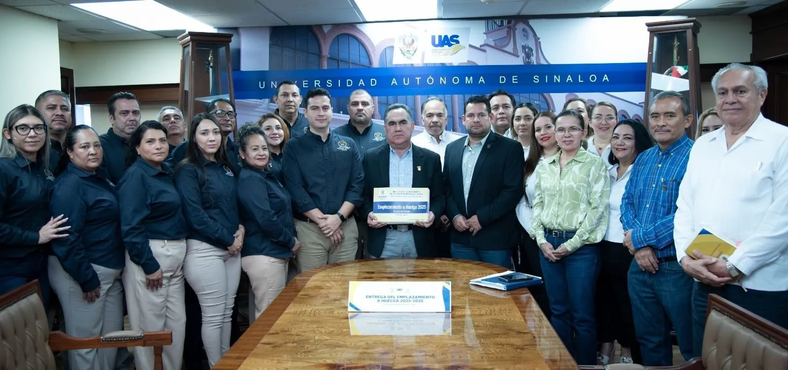 Recibe el Rector Jesús Madueña el Emplazamiento a Huelga 2025-2026 de parte del SUNTUAS; se compromete a atender el pliego petitorio y las prestaciones pendientes Recibe el Rector Jesús Madueña el Emplazamiento a Huelga 2025-2026 de parte del SUNTUAS; se compromete a atender el pliego petitorio y las prestaciones pendientes