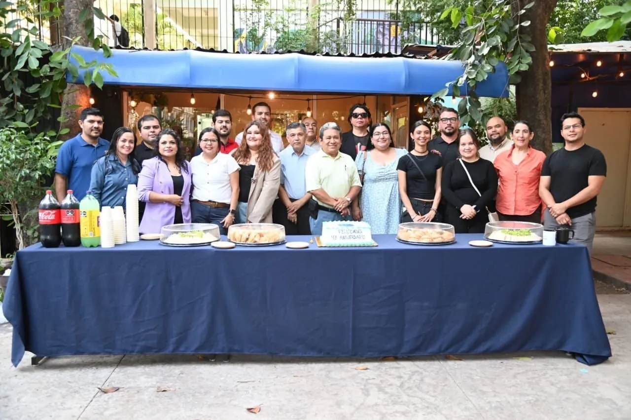 Festeja la Facultad de Filosofía y Letras de la UAS su 43 aniversario con la donación de dos esculturas de alumna de la Escuela de Diseño y Artes Visuales Festeja la Facultad de Filosofía y Letras de la UAS su 43 aniversario con la donación de dos esculturas de alumna de la Escuela de Diseño y Artes Visuales