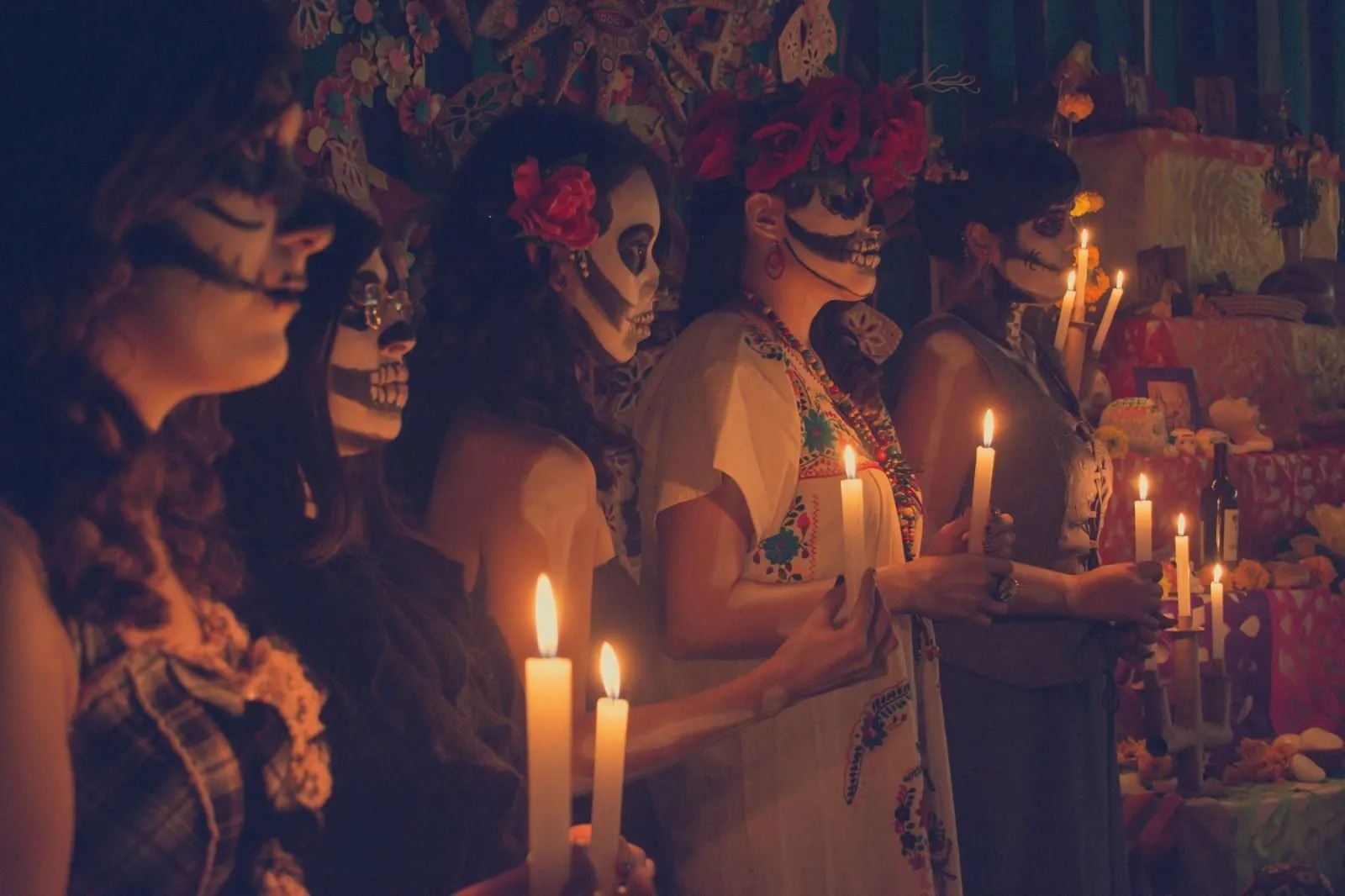 Rituales del Día de los Muertos en México siguen transmitiendo valores, costumbres y creencias; un reflejo de sincretismos celebrados desde siglos Rituales del Día de los Muertos en México siguen transmitiendo valores, costumbres y creencias; un reflejo de sincretismos celebrados desde siglos