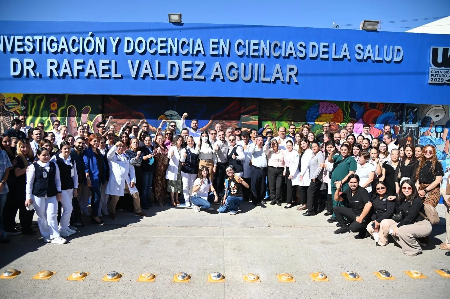 ¡Homenaje a su labor! Autoridades universitarias, con el apoyo de SUMA Sociedad Unida, inauguran en el CIDOCS el mural “Manos que curan, mentes que enseñan” ¡Homenaje a su labor! Autoridades universitarias, con el apoyo de SUMA Sociedad Unida, inauguran en el CIDOCS el mural “Manos que curan, mentes que enseñan”