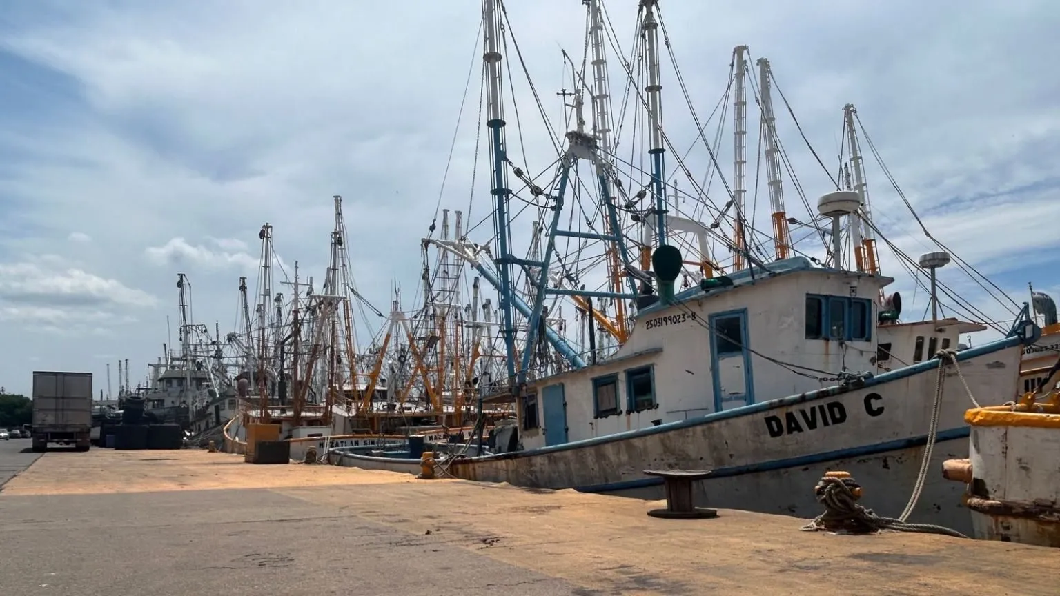 Se resguardan barcos camaroneros en el puerto de Mazatlán por “Priscilla” Se resguardan barcos camaroneros en el puerto de Mazatlán por “Priscilla”