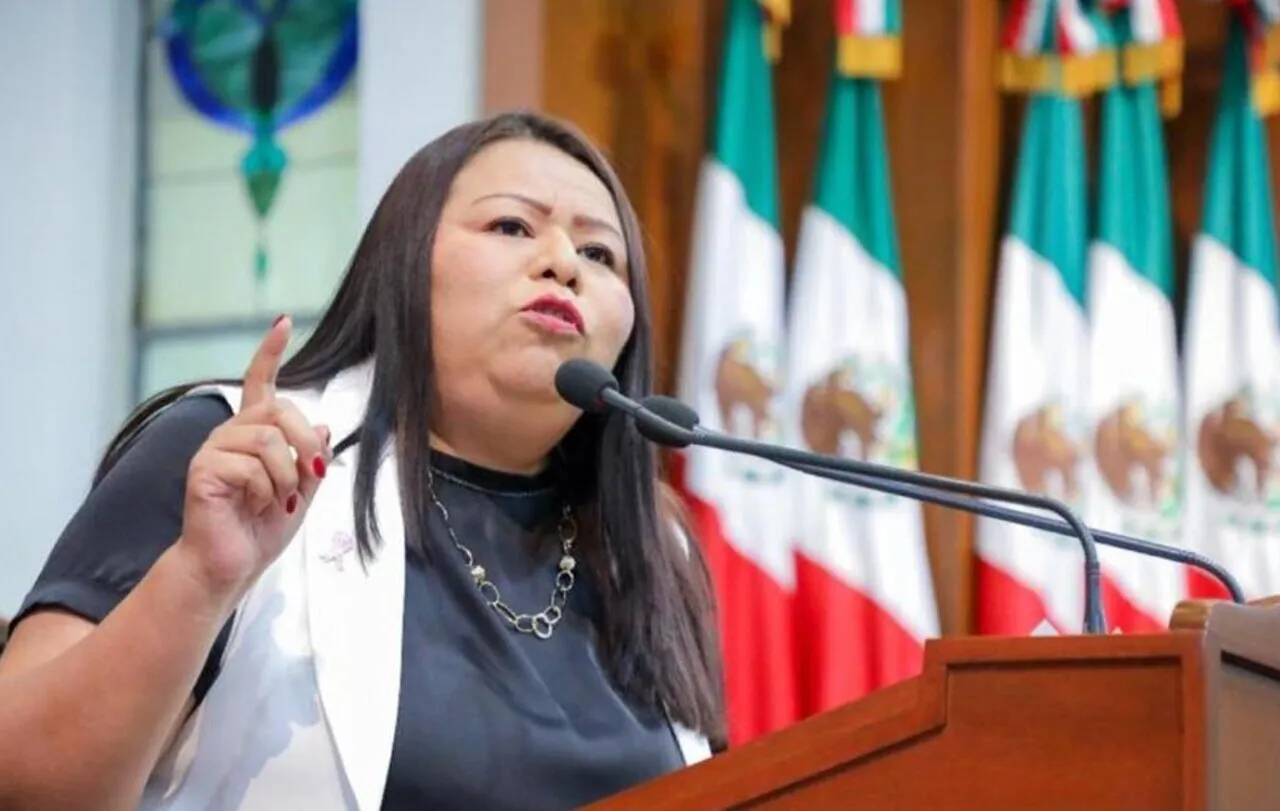 Grupo armado despoja de su vehículo a diputada de Morena en Culiacán Grupo armado despoja de su vehículo a diputada de Morena en Culiacán