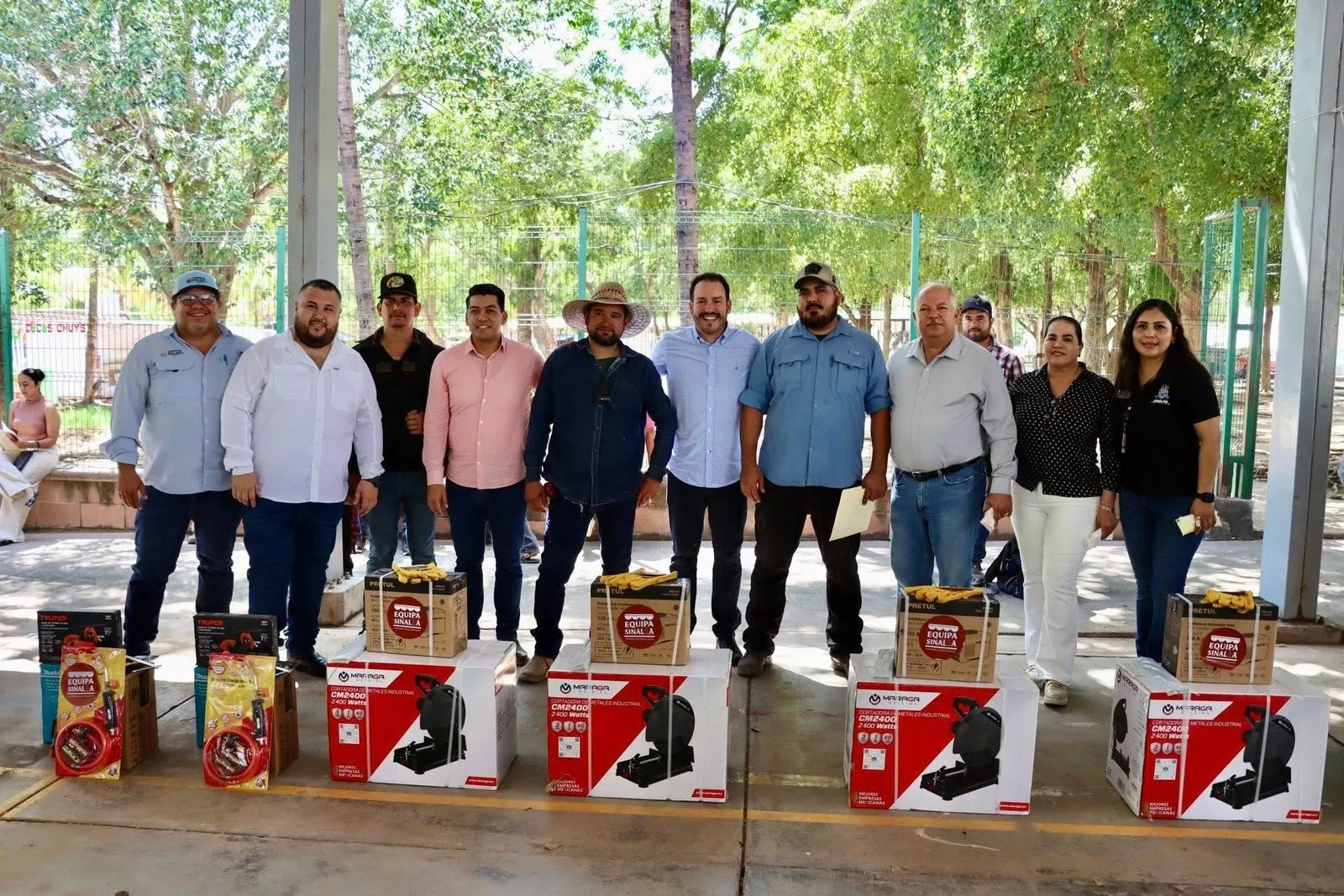 Entregan apoyos del programa ‘Equipa Sinaloa’ a emprendedores del municipio de Sinaloa Entregan apoyos del programa ‘Equipa Sinaloa’ a emprendedores del municipio de Sinaloa