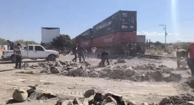 Un tren de carga choca contra un tráiler que transportaba cemento en el municipio de Elota Un tren de carga choca contra un tráiler que transportaba cemento en el municipio de Elota