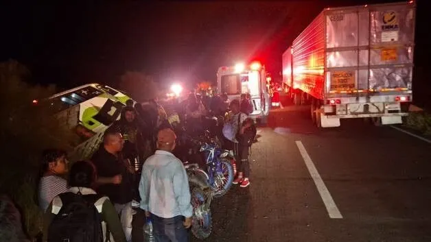 Autobús con 39 jornaleros vuelca en el Valle del Carrizo; viajaban de Chiapas a Sonora Autobús con 39 jornaleros vuelca en el Valle del Carrizo; viajaban de Chiapas a Sonora