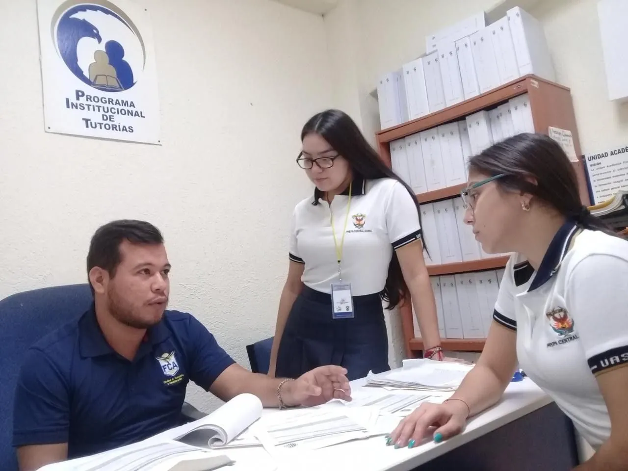 El Programa Institucional de Tutorías de la UAS prepara jornada estatal para realizar la toma de protesta de los asesores par, reconociendo su labor El Programa Institucional de Tutorías de la UAS prepara jornada estatal para realizar la toma de protesta de los asesores par, reconociendo su labor