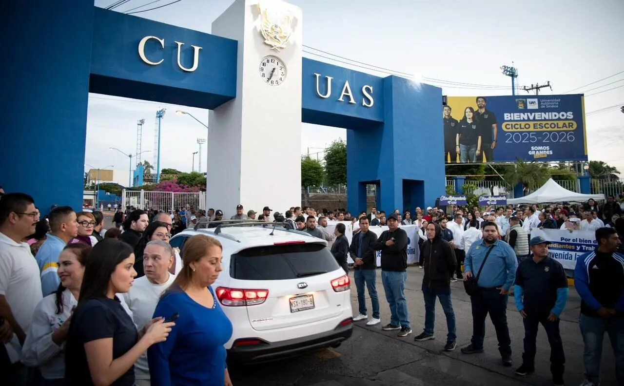 Estudiantes, docentes y trabajadores activos y jubilados de la UAS se manifiestan de manera pacífica en Ciudad Universitaria, respaldando el derecho a una educación Integral Estudiantes, docentes y trabajadores activos y jubilados de la UAS se manifiestan de manera pacífica en Ciudad Universitaria, respaldando el derecho a una educación Integral